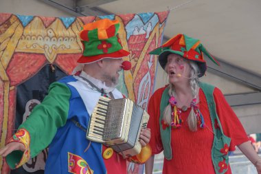 Nitra, Slovakya - 05.25.2024: Sanatçılar Nitra Rinek festivalinde gösteri yaptılar.