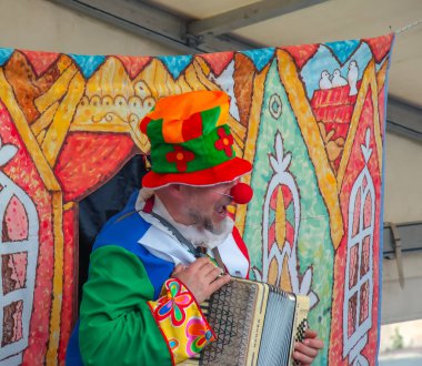 Nitra, Slovakya - 05.25.2024: Sanatçılar Nitra Rinek festivalinde gösteri yaptılar.