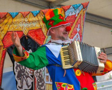 Nitra, Slovakya - 05.25.2024: Sanatçılar Nitra Rinek festivalinde gösteri yaptılar.
