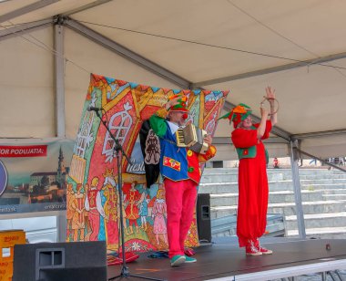 Nitra, Slovakya - 05.25.2024: Sanatçılar Nitra Rinek festivalinde gösteri yaptılar.