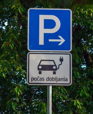 Slovak 'ta sadece park yeri ve elektrikli araçların şarj edildiğini imzalayın. Şehir rezerv alanları sadece elektrikli araçlar içindir..