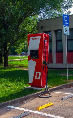 Nitra, Slovakya - 05.23.2024: Elektrikli araç şarj istasyonu. Elektrikli araç gereç.