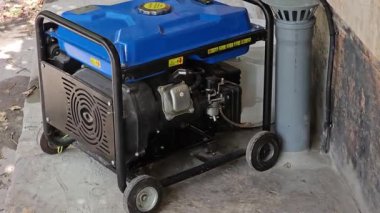 Kaldırıma çalışan bir güç jeneratörü yerleştiriliyor. Ukrayna 'da açık hava dizel elektrik jeneratörü.