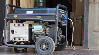 Dnepr, Ukrayna - 07.17.2024: Kaldırıma çalışan bir güç jeneratörü yerleştirildi. Ukrayna 'da açık hava dizel elektrik jeneratörü.