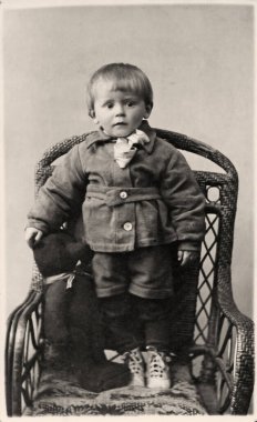 Sandalyede duran sevimli bir çocuğun eski bir fotoğrafı. SSCB, Rostov. 1939