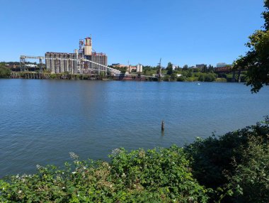 Willamette Nehri 'ndeki liman manzarası. Portland, Oregon, ABD.