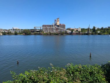 Willamette Nehri 'ndeki liman manzarası. Portland, Oregon, ABD.