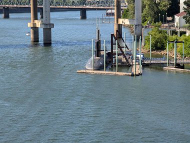 Portland, Oregon, ABD - 07.11.2024: USS Blueback OMSI 'da ABD Donanması' nın son dizel elektrikli denizaltısı yarı batmış durumda.