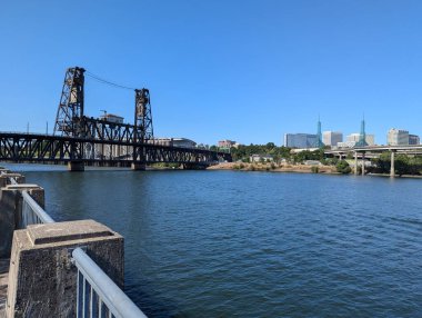 Willamette Nehri 'nin karşısındaki Çelik Köprü manzarası. Portland, Oregon, ABD.