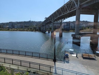 Portland, Oregon, ABD - 07.10.2024: Willamette Nehri üzerindeki Marquam Köprüsü manzarası. Portland, Oregon, ABD