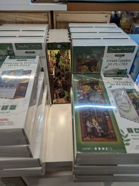 Portland, OR, USA - 07.11.2024: Dünyanın en büyük bağımsız ve kullanılmış kitapçısı olarak bilinen Powell 's City of Books.