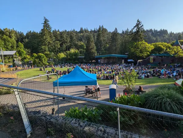 Portland, Oregon, ABD - 07.12.2024: Washington Park 'taki Oregon Hayvanat Bahçesi' nde dinlenme alanı.