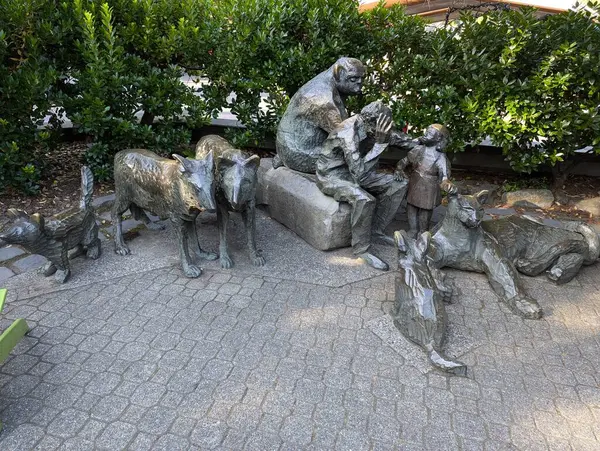 stock image Portland, Oregon, USA - 07.12.2024: Animal sculpture and man and girl at Oregon Zoo.