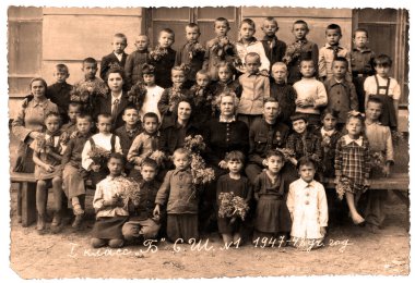 SSCB, Ukrayna - yaklaşık 1940 'larda üniformalı çocukların toplu portresi. Rusça 1. Sınıf B Ortaokulu. Hayır. 1 1947-48 okulu. yıl.