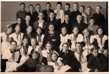 SSCB, Ukrayna, Novoshakhtinsk - takriben 1958: üniformalı çocukların toplu portresi.