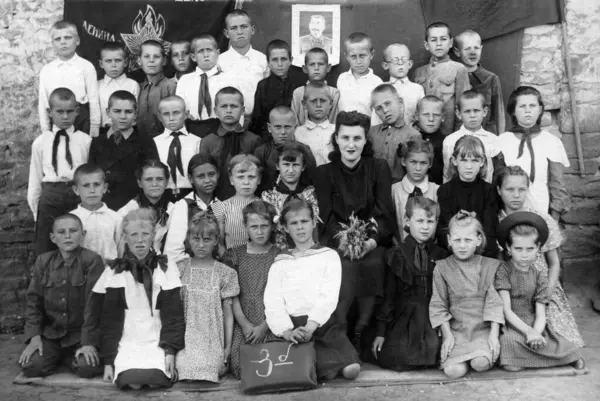 SSCB, Ukrayna, Novoshakhtinsk - takriben 1955: üniformalı çocukların toplu portresi