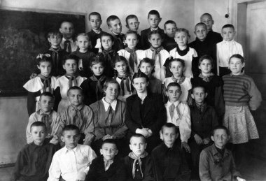 SSCB, Ukrayna, Novoshakhtinsk - yaklaşık 1950: üniformalı çocukların toplu portresi.