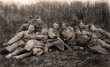 Ukrayna, SSCB - 1941 sonbaharında: Savaşlar arasında dinlenen Sovyet askerleri.