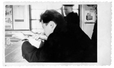 SSCB, Ukrayna, Dnepropetrovsk - 1960 dolaylarında: Bir adam atış poligonunda silahla nişan alıyor.