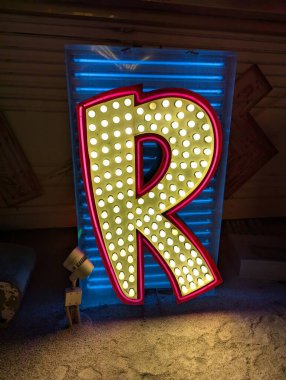 Las Vegas, Nevada, ABD - 08.12.2024: Las Vegas 'taki Neon Müzesinde eski neon tabelalar sergileniyor.