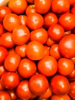 Birçok taze kırmızı domates büyük meyve tür yakın çekim.