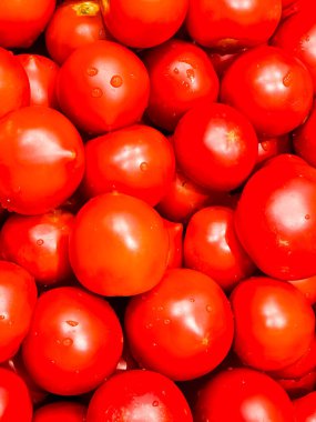 Birçok taze kırmızı domates büyük meyve tür yakın çekim.