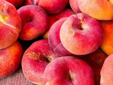 Arka plan olarak taze şeftali. Çiftçi pazarında meyveler. Organik ürünler.