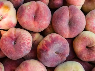 Arka plan olarak taze şeftali. Çiftçi pazarında meyveler. Organik ürünler.