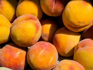 Arka plan olarak taze şeftali. Çiftçi pazarında meyveler. Organik ürünler.