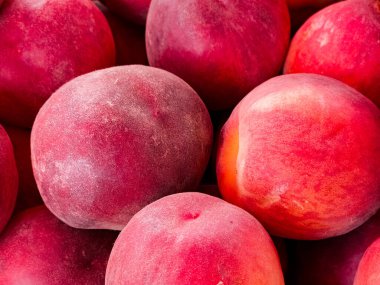 Arka plan olarak taze şeftali. Çiftçi pazarında meyveler. Organik ürünler.