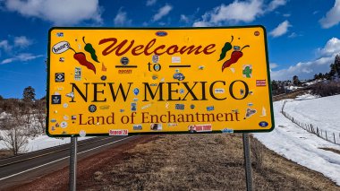 New Mexico, ABD - 03.18.2023: New Mexico tabelasına hoş geldiniz. Otoyolda sarı eyalet tabelası. Büyünün diyarı.