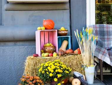 Cadılar Bayramı süslemeleri. Caddedeki bir evin dekore edilmiş girişi. Süs olarak balkabakları, çiçekler, çiviler, kutular..