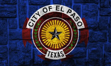 Teksas, El Paso şehrinin bayrağı, taş duvarın arkasında. Kavramsal kolaj.