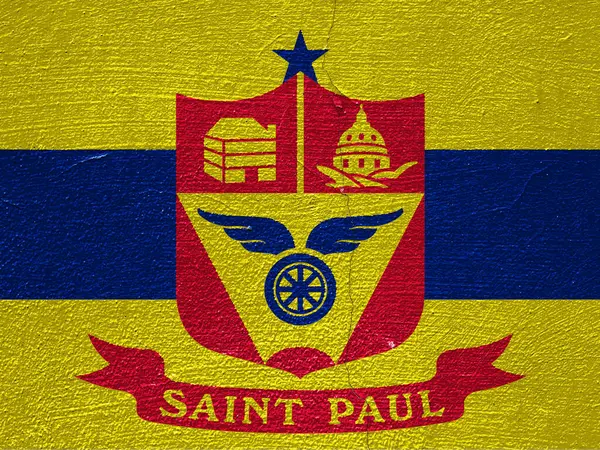 ABD 'nin Minnesota kentindeki Saint Paul şehrinin bayrağı çatlak bir duvarın arkasında. Kavramsal kolaj.