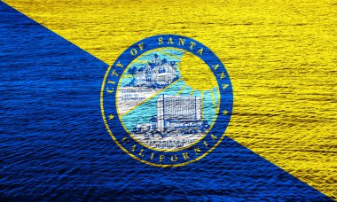 Su yüzeyinin arka planında Santa Ana, Kaliforniya, ABD bayrağı. Kavramsal kolaj.