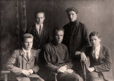 Tula, SSCB - yaklaşık 1920 'ler: Bir okul gününden sonra bir grup genç öğrenci. Retro.