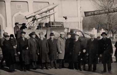 UKRAINE, Donbass - yaklaşık 1960 'larda: Antik bir fotoğraf, insanları Büyük Ekim Sosyalist Devrimi' nin yıldönümü anısına düzenlenen bir gösteride gösteriyor.