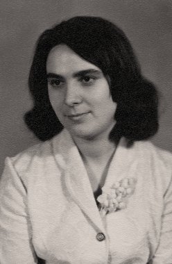Güzel bir genç kadının klasik portresi. Kabartmalı kağıtta eski bir fotoğraf. Ukrayna, Donbass, 1974.