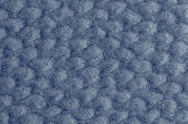 Gri-mavi örgü halıyı yakından gösteren gerçekçi bir tasvir. Gri-mavi arka planda tekstil dokusu. Ayrıntılı sıcak iplik arka planı. Doğal yün kumaş, süveter parçası..