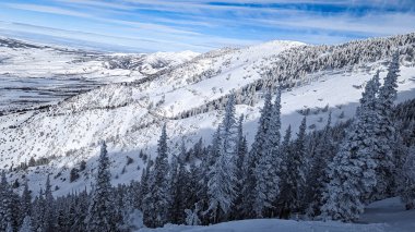 ABD 'nin Idaho kentindeki Portneuf Sırtı' ndaki Bonneville Dağı 'nın tepesindeki Pebble Creek kayak merkezinin kış manzarası..