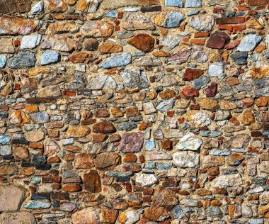 Slovakya 'da Nitra mezunu bir taş duvar. Doku veya arkaplan.