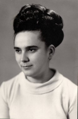 Güzel bir genç kadının klasik portresi. Ukrayna, Chasov Yar, Donbass, 1969.