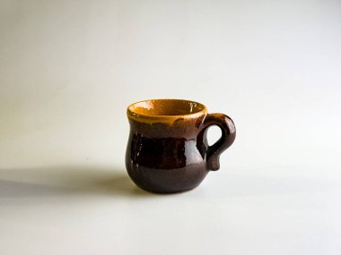 Beyaz arka planda seramik kaplar, bir fincan..