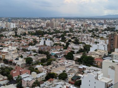 Şehrin panoramik manzarası ve Cardinales Cofico kompleksinin binalarının çatıları. Bulutlu