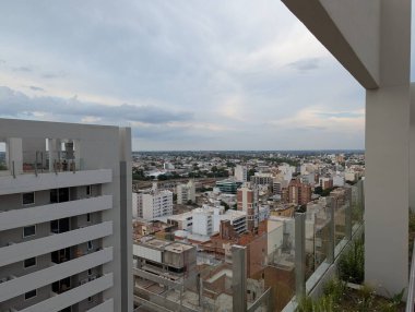 Şehrin manzarası ve Cardinales Cofico kompleksinin kulesinden binaların çatıları. Bulutlu.