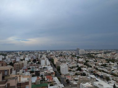Şehrin panoramik manzarası, bulutlu bir havada Cardinales Coffee kompleksinin kulesinden..