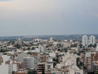 Yağmurdan sonra Cardinales Kafe Kulesi 'nden şehrin panoramik manzarası.