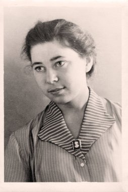 Donbass, Ukrayna, SSCB - 1960 dolaylarında: Güzel genç bir kadının klasik portresi.