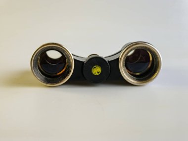 Beyaz arka planda klasik Sovyet tiyatro dürbünleri. Eski Sovyet tiyatro dürbünleri. Arka görünüm.