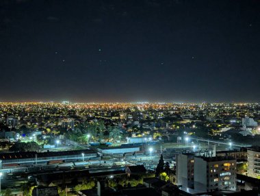 Cordoba şehrinin panoramik manzarası gece Cardinales Cofico kompleksinin kulesinden. Arjantin.